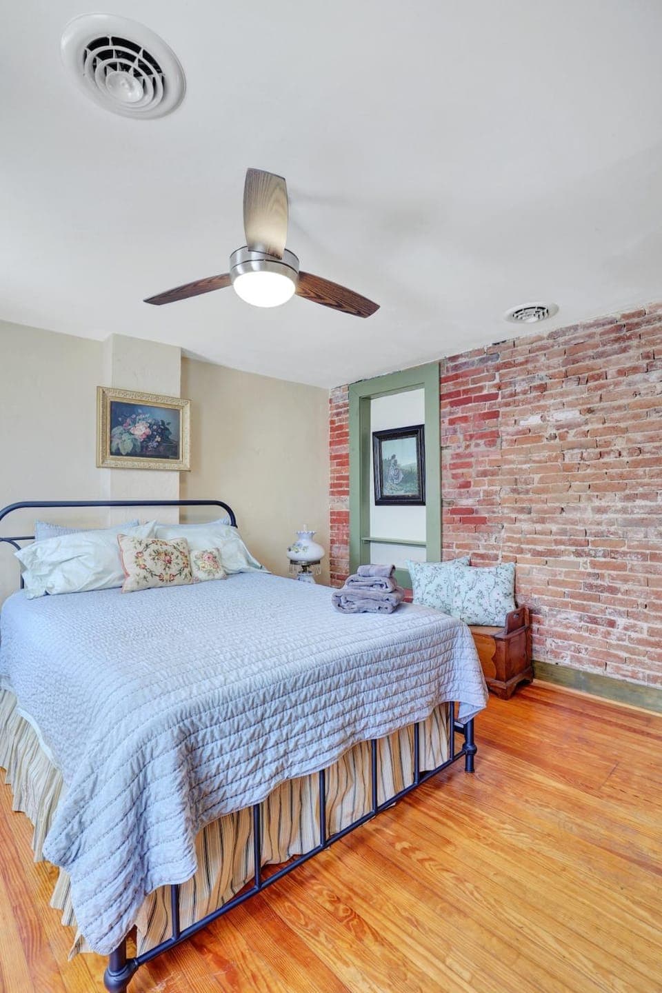 Bed, Photo of the whole room