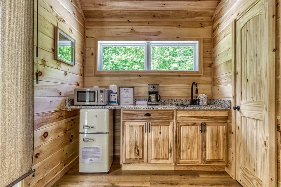 Grey Goose, Pickleball Court, Creek, WIFI, Mountain Views, Starting at 69, House in Cosby