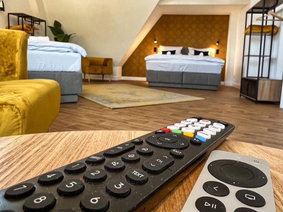 Bed, TV and multimedia, Photo of the whole room, Seating area, Bedroom