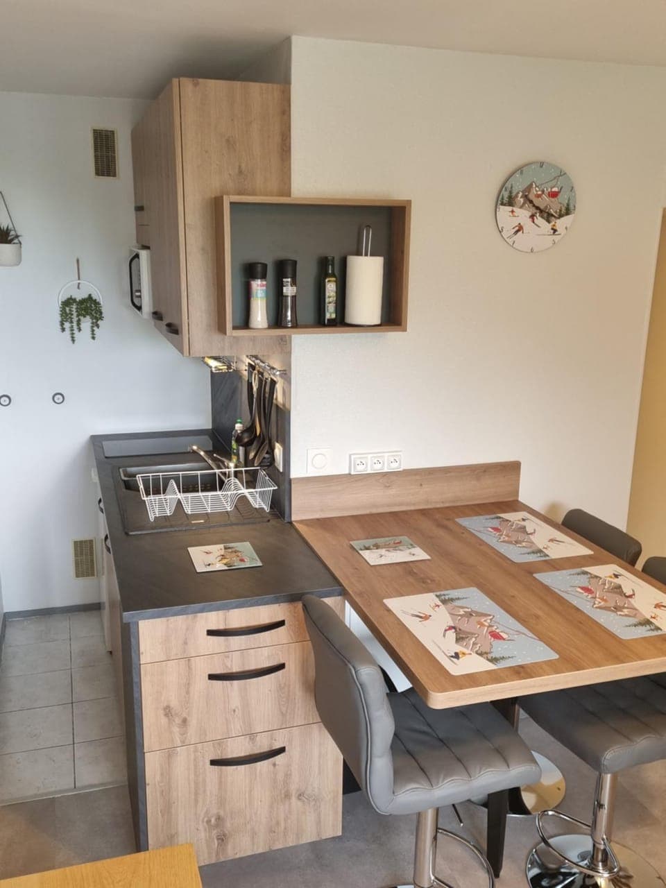 Kitchen or kitchenette, Dining area, stove