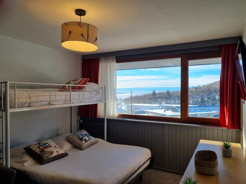 Bed, Natural landscape, Photo of the whole room