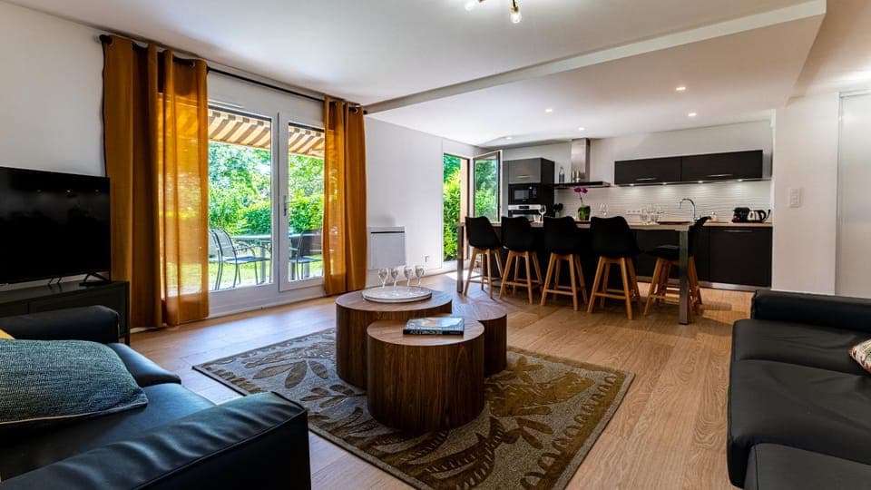 TV and multimedia, Kitchen or kitchenette, Living room, Seating area, Dining area