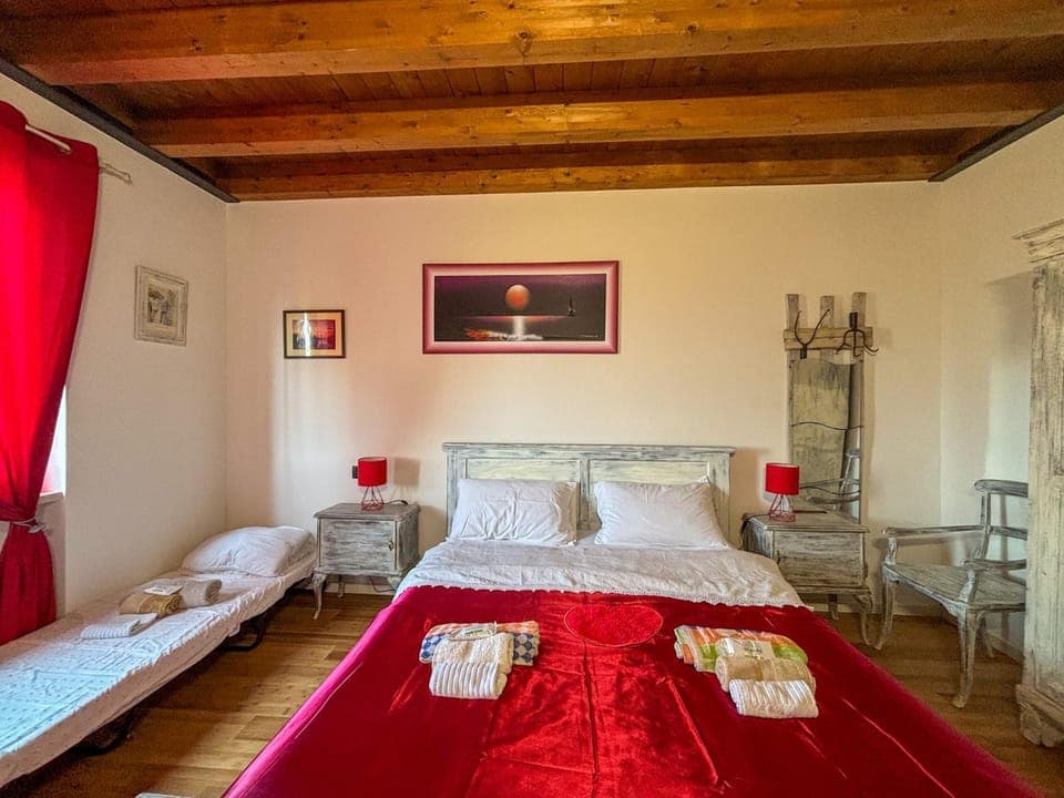 Bed, Photo of the whole room, Bedroom, towels