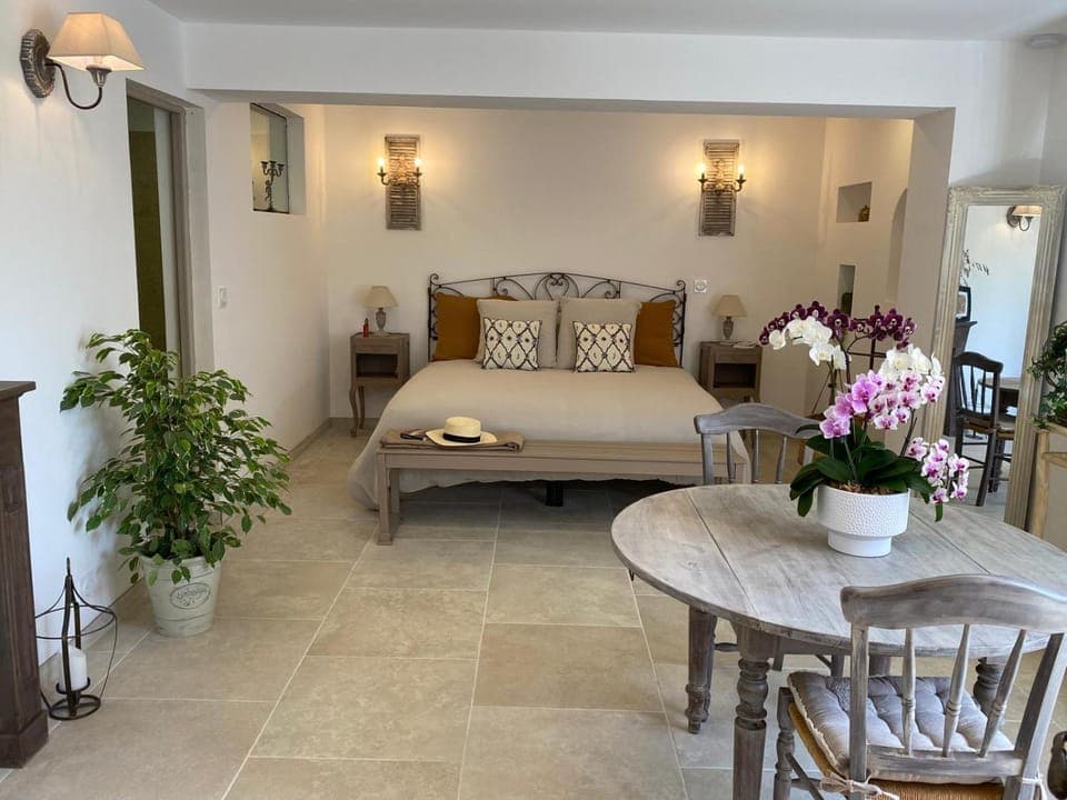 Photo of the whole room, Seating area, Bedroom