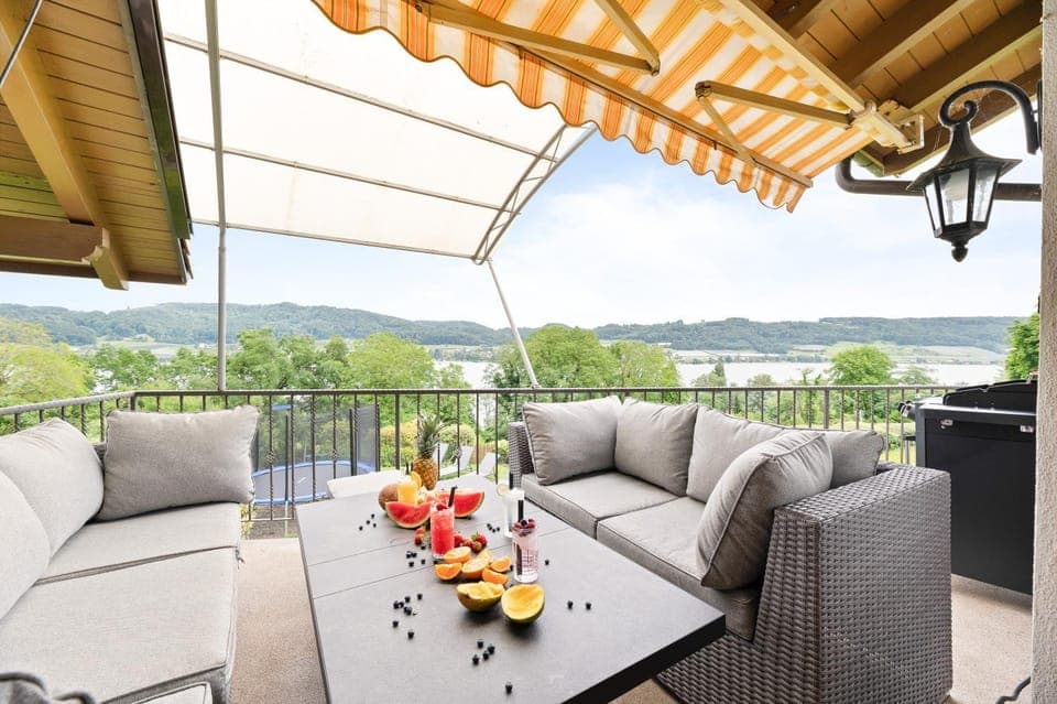 Day, Balcony/Terrace, Balcony/Terrace, Food and drinks, Seating area, Dining area, Food, Lake view, Drinks