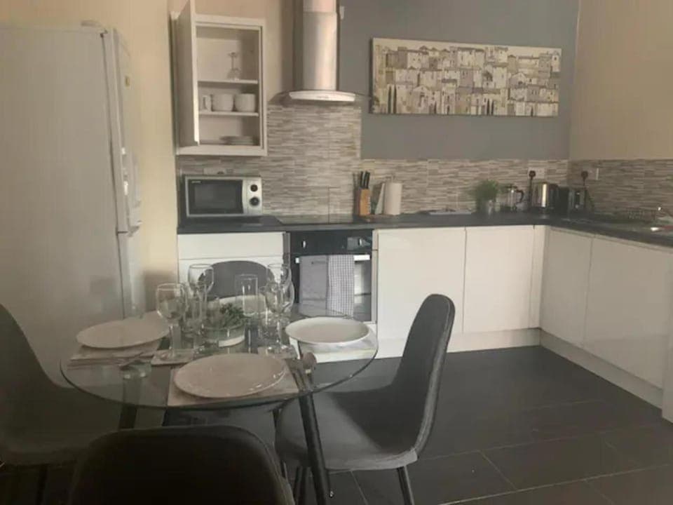 Coffee/tea facilities, Kitchen or kitchenette, Dining area, microwave, toaster