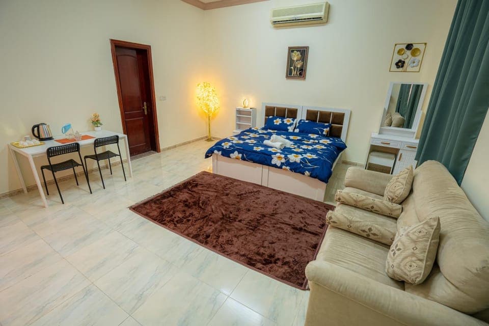 Bed, TV and multimedia, Living room, Photo of the whole room, Seating area, Dining area, Bedroom, air conditioner