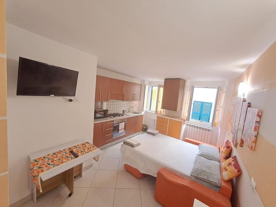 Bed, TV and multimedia, Kitchen or kitchenette