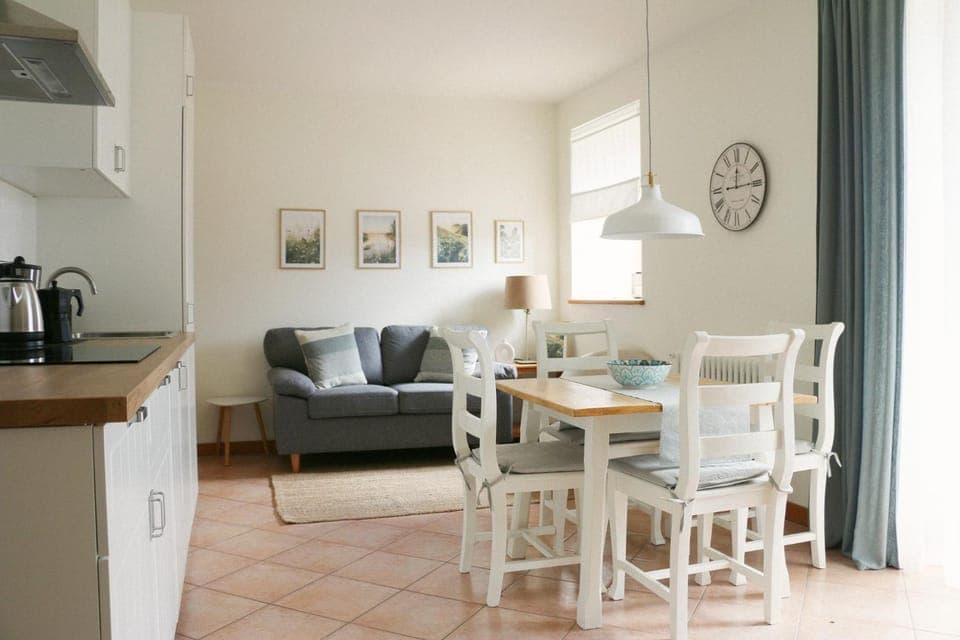 Coffee/tea facilities, Kitchen or kitchenette, Living room, Seating area, Dining area