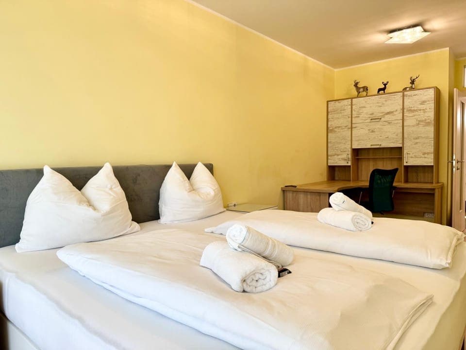 Bed, Bedroom, towels