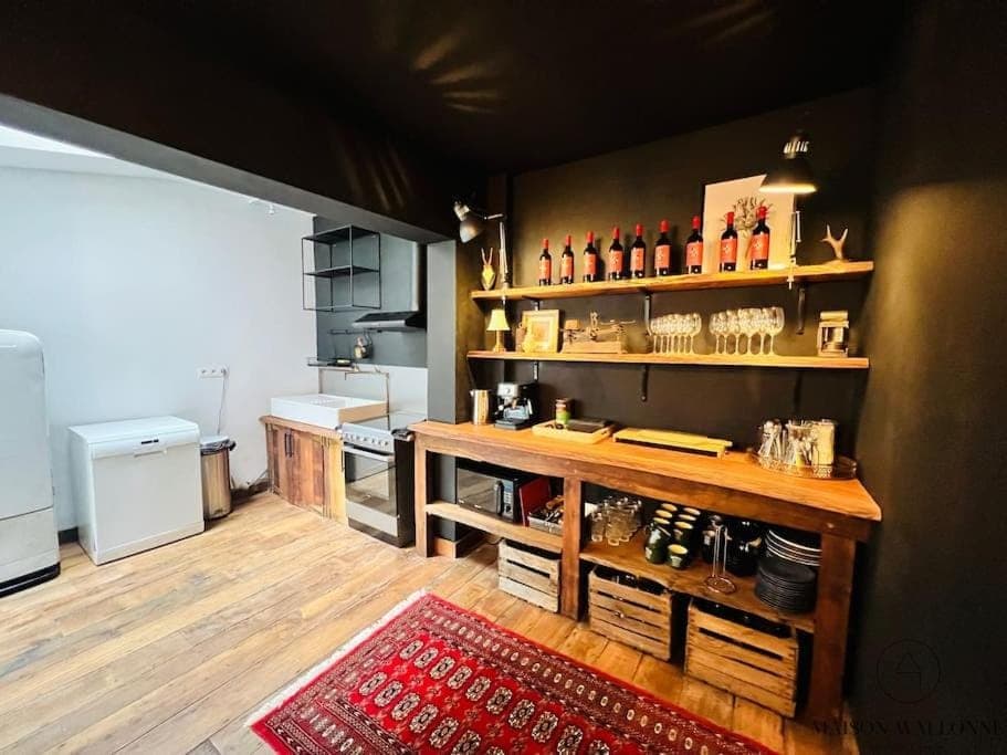 Kitchen or kitchenette, oven