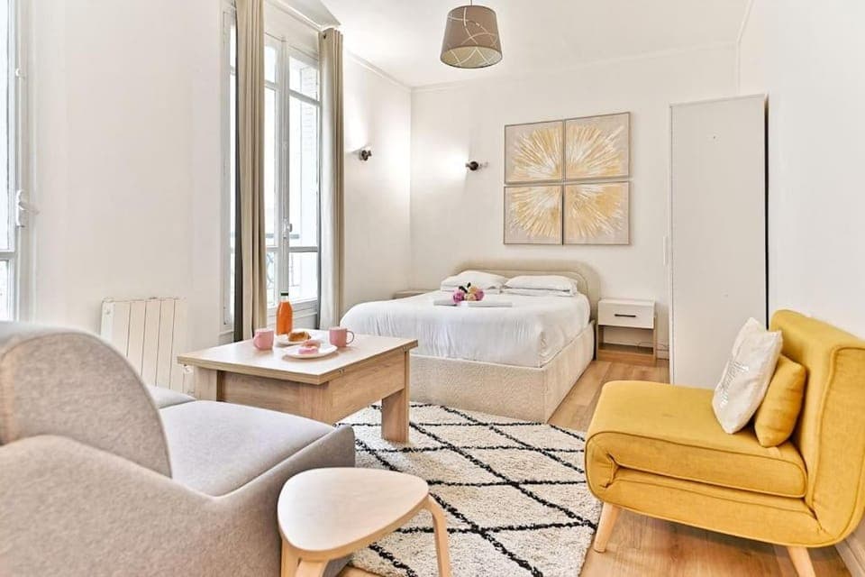 Bed, Photo of the whole room, Seating area