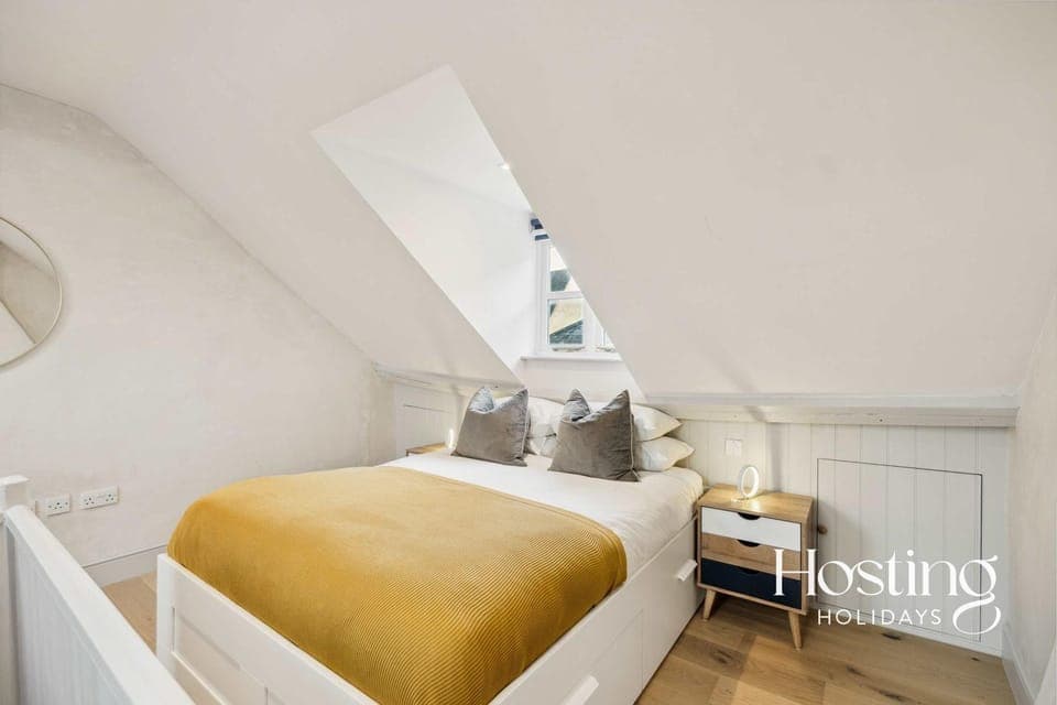 Bed, Photo of the whole room, Bedroom