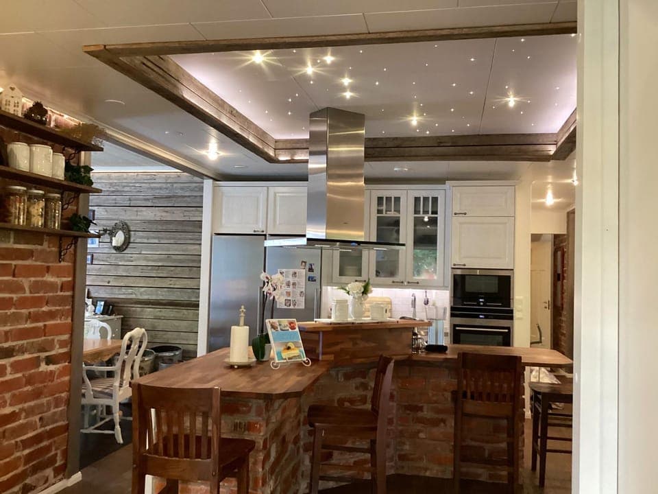 Kitchen or kitchenette, oven