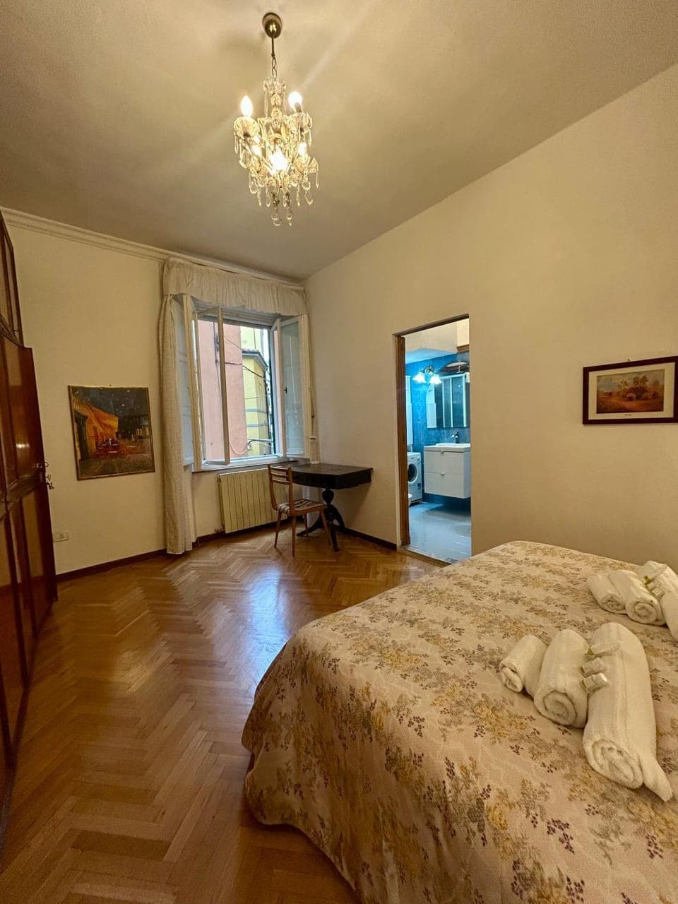 Bed, Photo of the whole room, Bedroom, towels