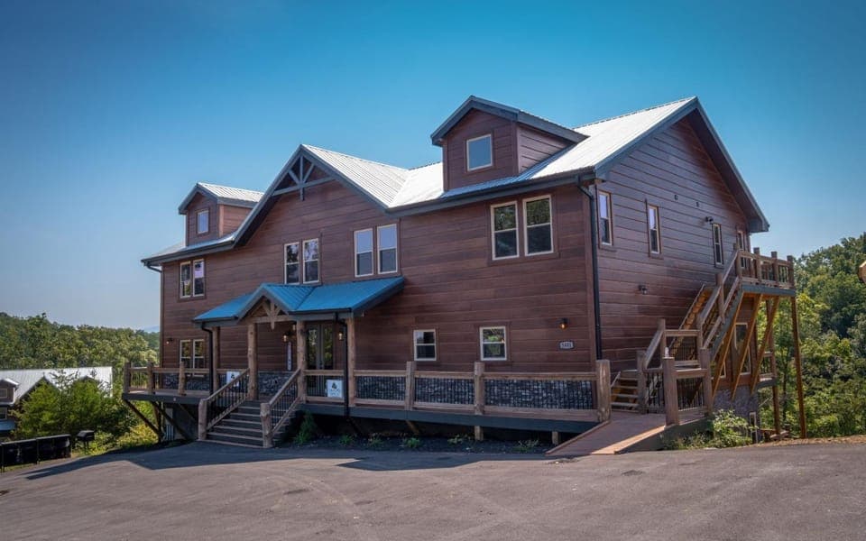 Big Forest Lodge - Private Indoor Pool, Theater Room, 2 Game Rooms, Outdoor Hot Tub + More! House in Pigeon Forge