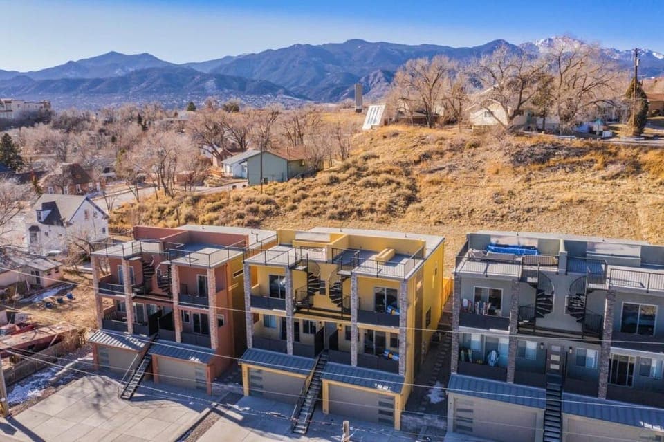 Huge Epic Views 2 Rooftop Lounges Prime Area House in Colorado Springs