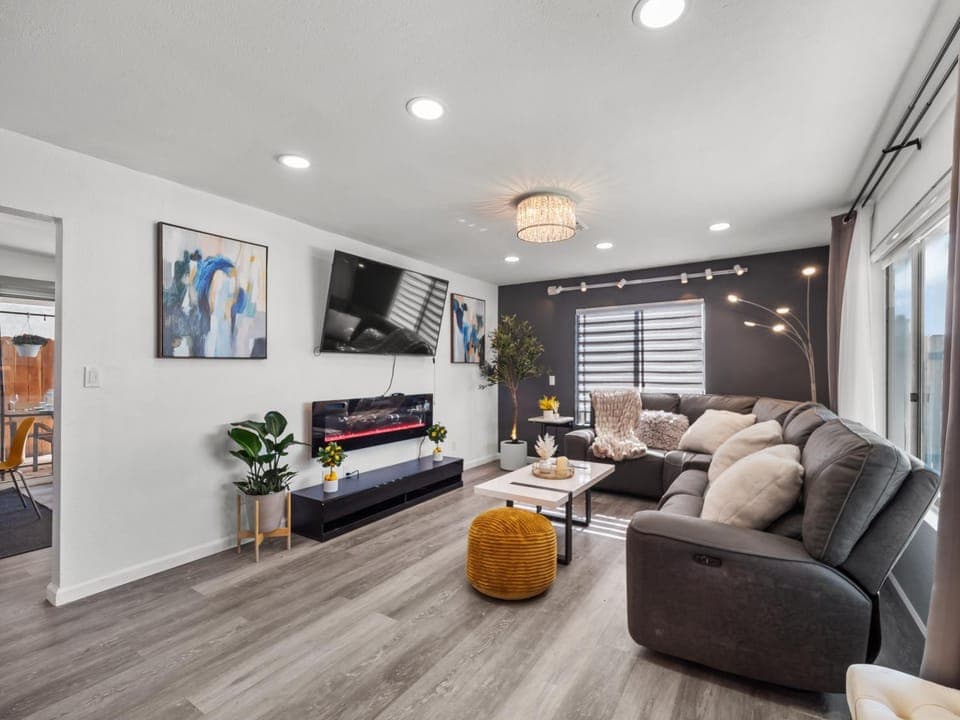 Communal lounge/ TV room, TV and multimedia, Living room, Seating area, Evening entertainment