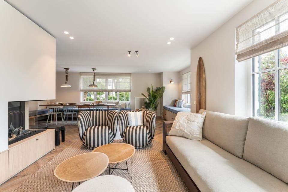 Living room, Seating area, Dining area, fireplace