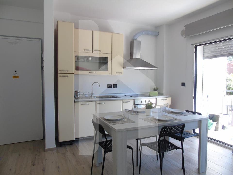 Kitchen or kitchenette, Dining area, oven, stove