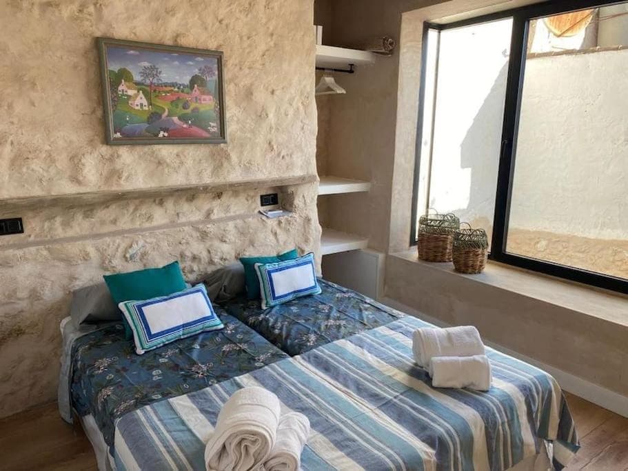 Bed, Bedroom, towels