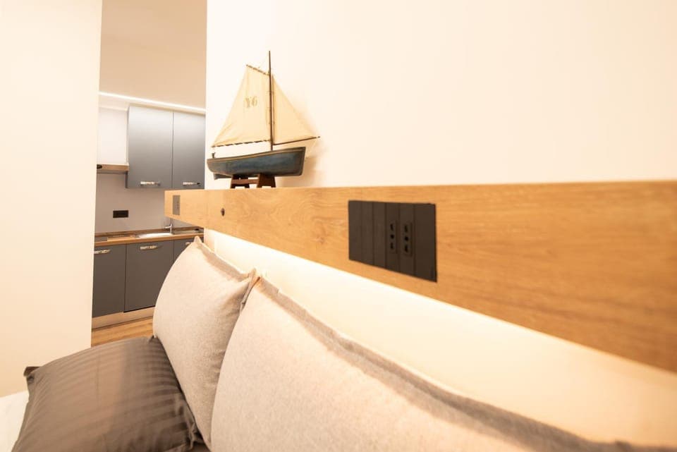 Bed, Kitchen or kitchenette, Bedroom