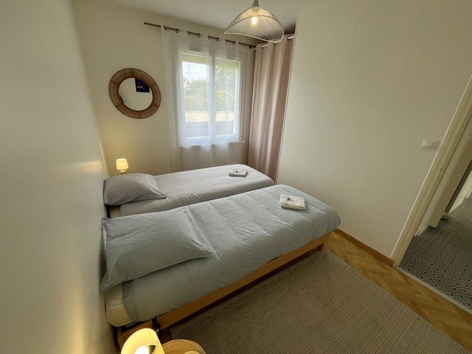 Bed, Photo of the whole room, Bedroom, towels