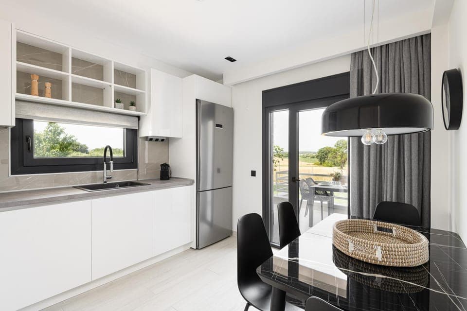 Kitchen or kitchenette, Dining area