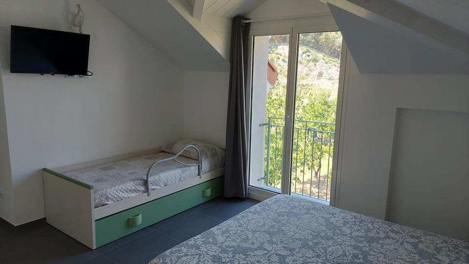 TV and multimedia, Photo of the whole room, Bedroom