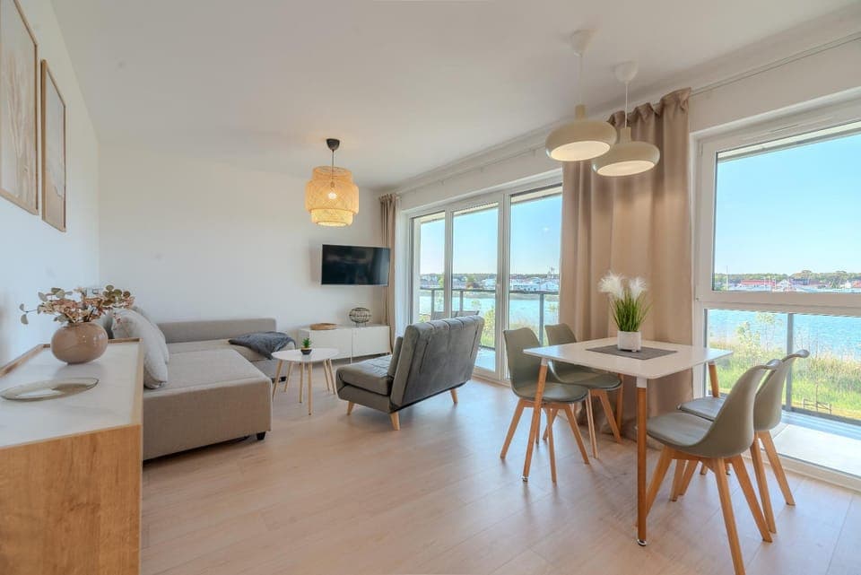 TV and multimedia, Balcony/Terrace, Living room, Seating area, Dining area, River view