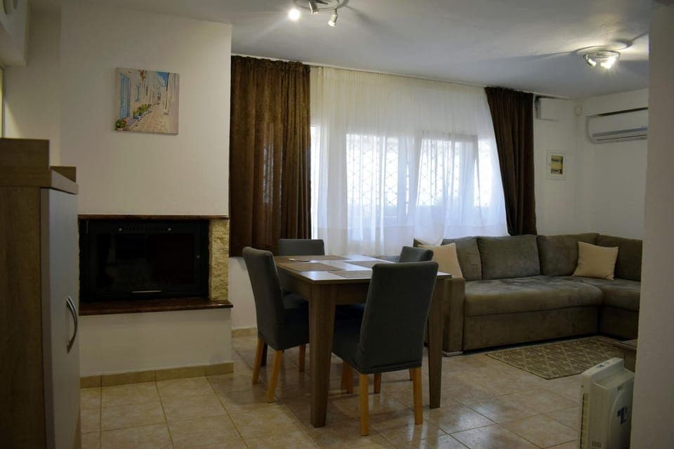 Living room, Seating area, Dining area, fireplace, air conditioner