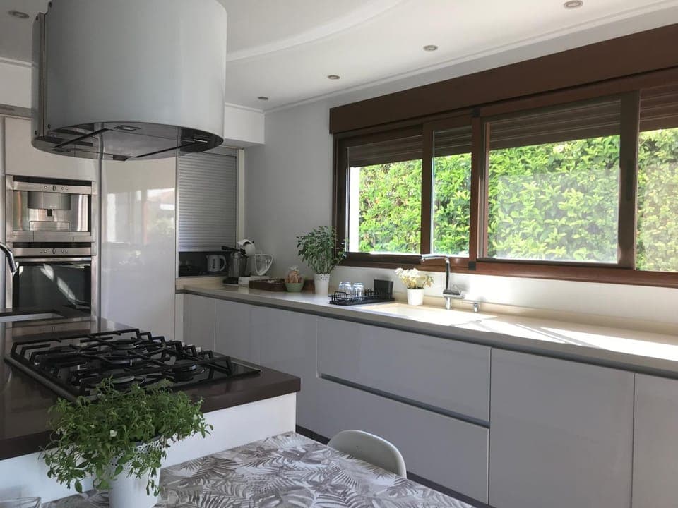Coffee/tea facilities, Kitchen or kitchenette, stove