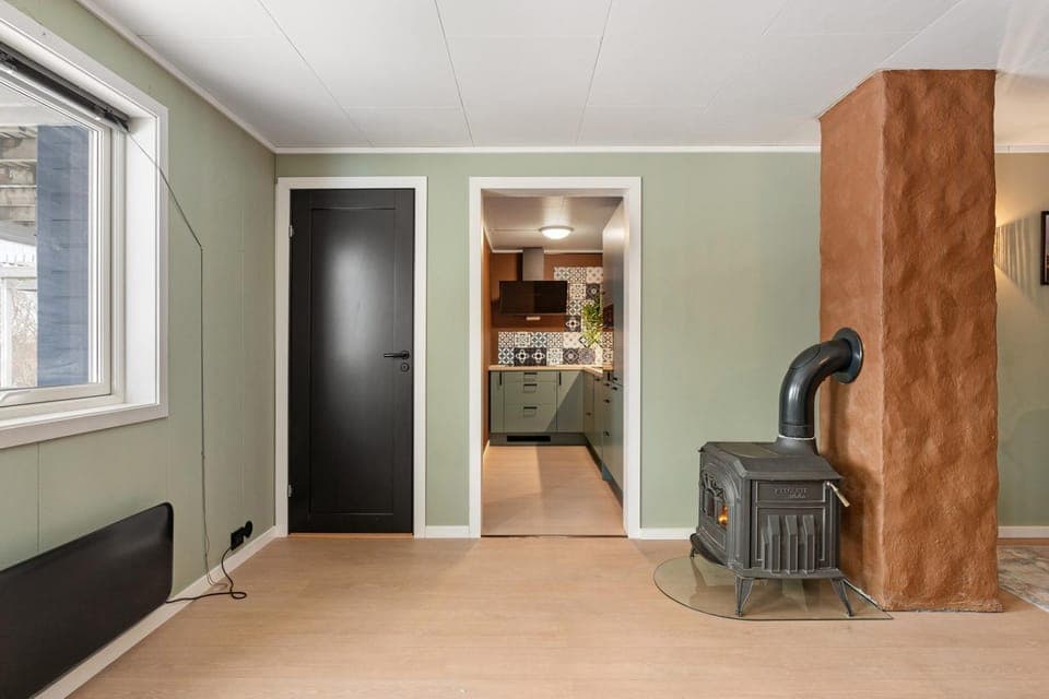 Kitchen or kitchenette, fireplace