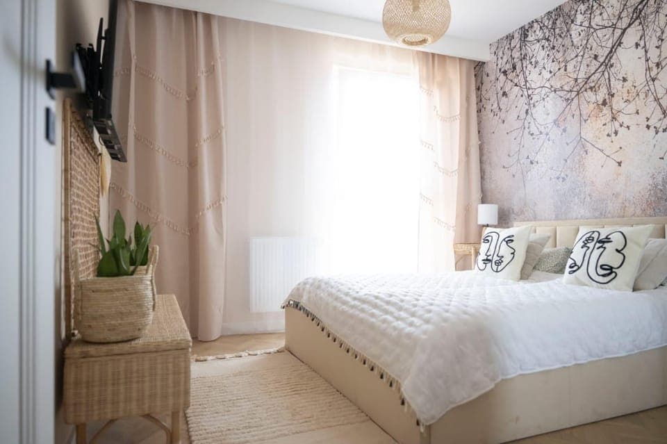 Bed, TV and multimedia, Bedroom