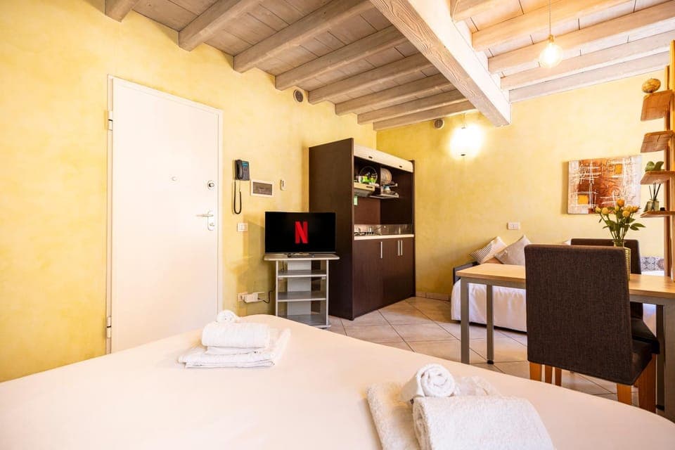 Bed, TV and multimedia, Living room, Seating area, Evening entertainment, Bedroom