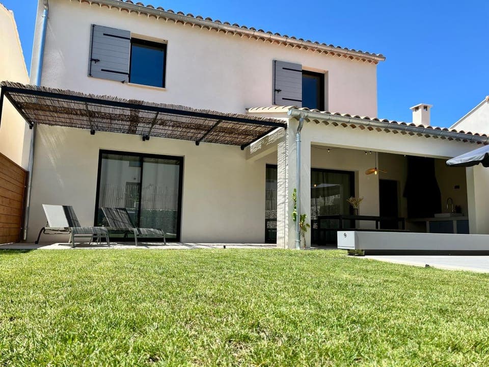 Property building, BBQ facilities, Garden, Swimming pool, kitchen