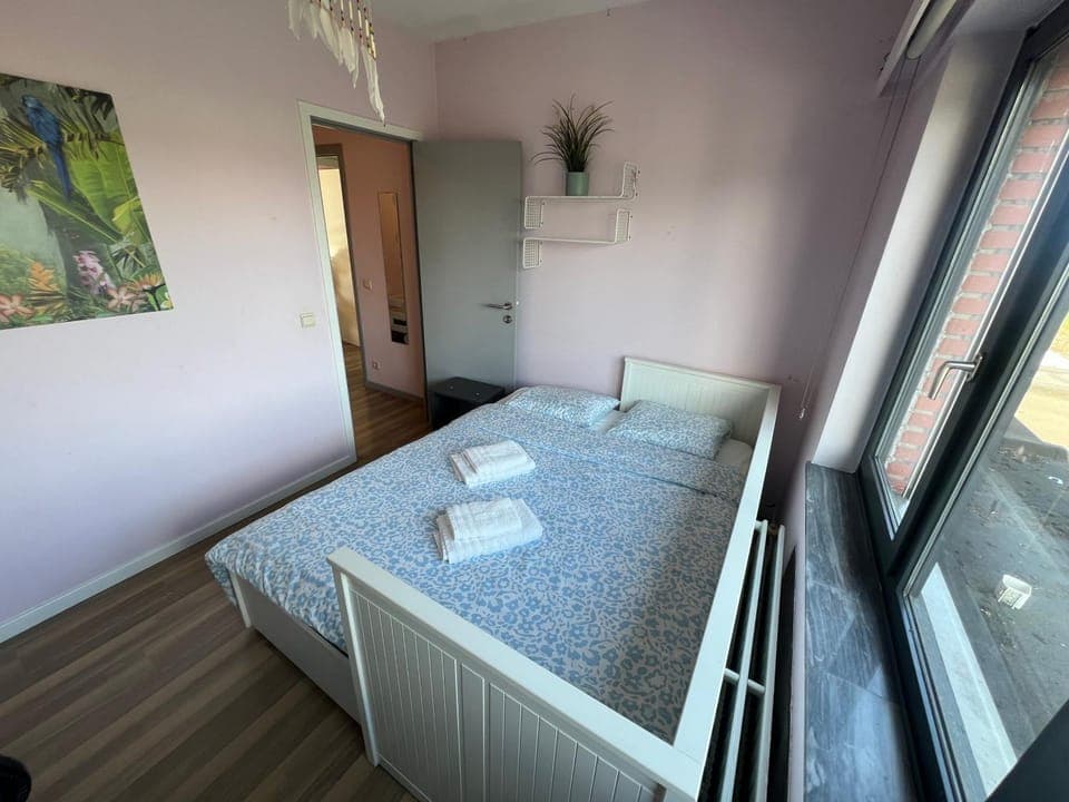 Bed, Photo of the whole room, Bedroom, towels