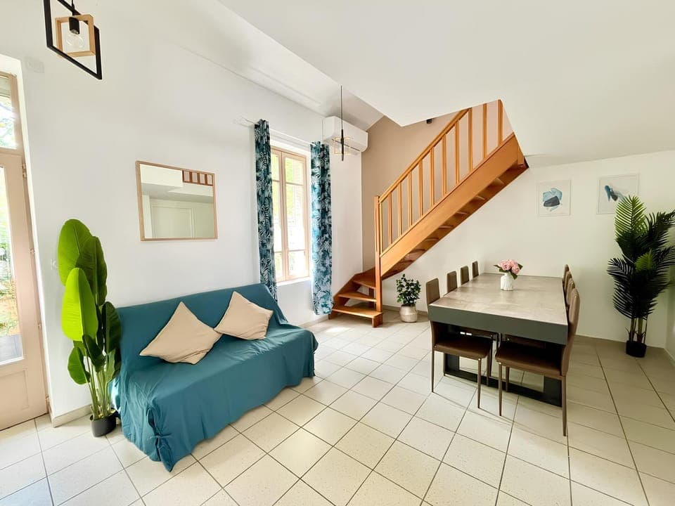 Living room, Seating area, Dining area, air conditioner