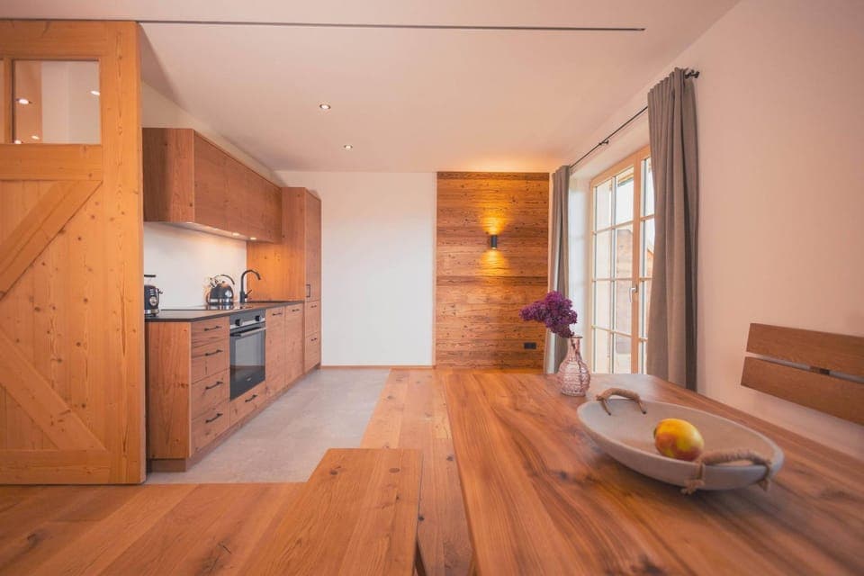 Kitchen or kitchenette, Dining area