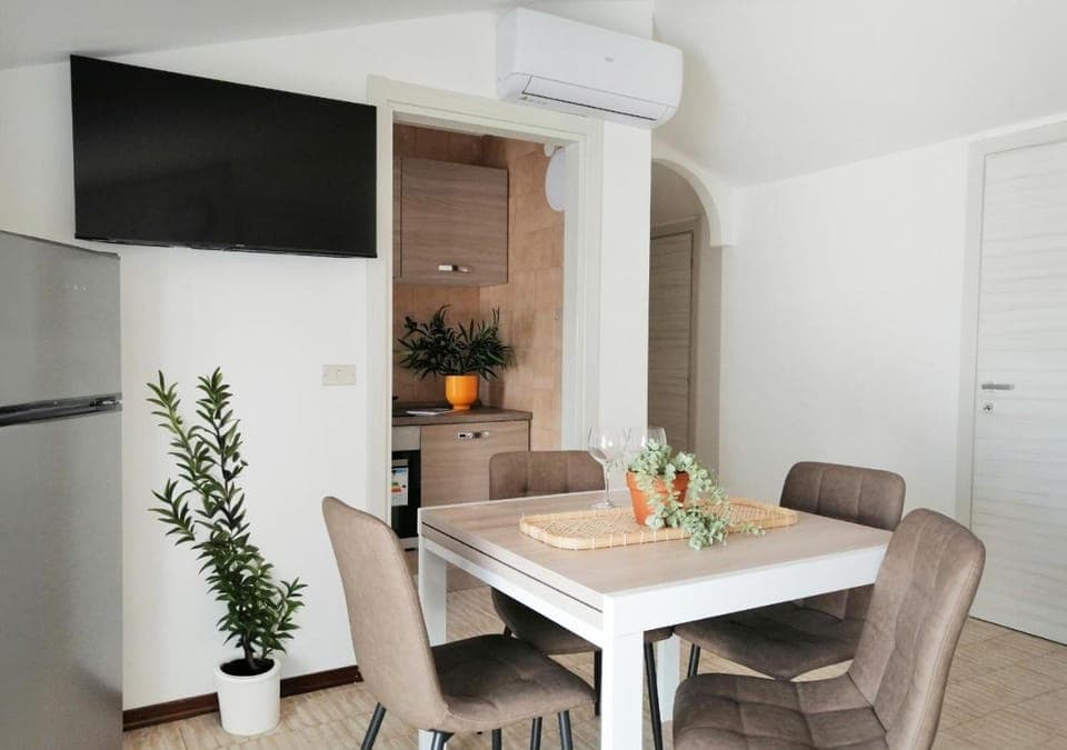 TV and multimedia, Living room, Dining area, air conditioner