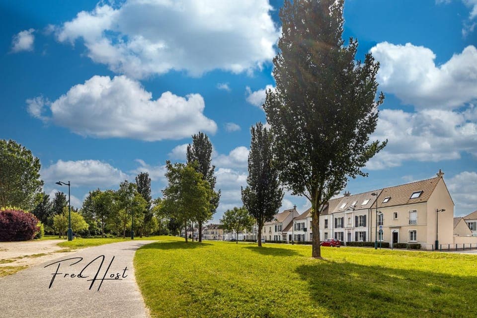 Day, Neighbourhood, Natural landscape, Street view