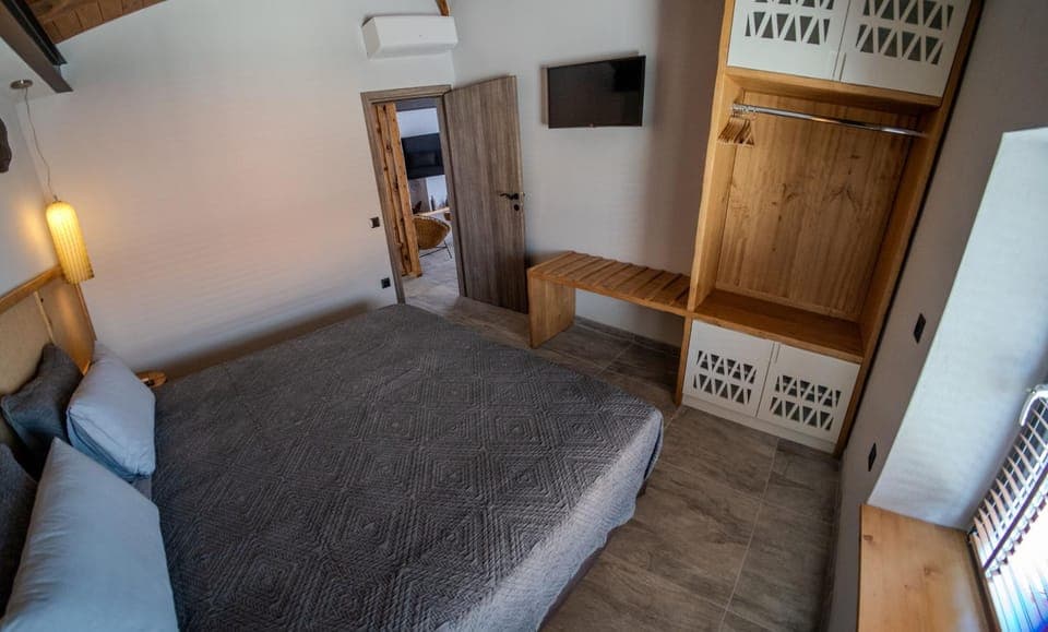 Bed, Photo of the whole room, Bedroom, wardrobe, air conditioner