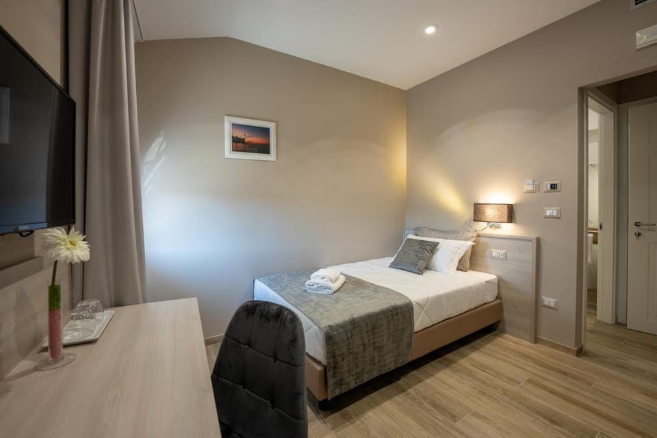 Bed, Photo of the whole room, minibar