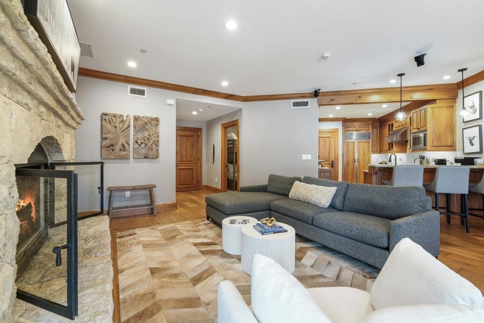 Ski-in Ski-out 1 BR plus Den in exclusive Horizon Pass Apartment in Avon