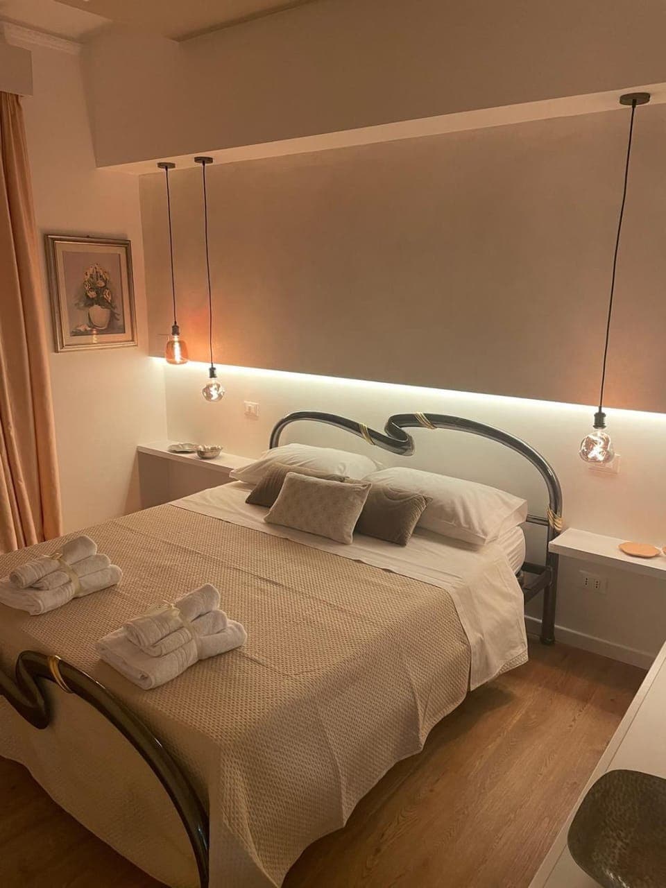 Bed, Bedroom, towels