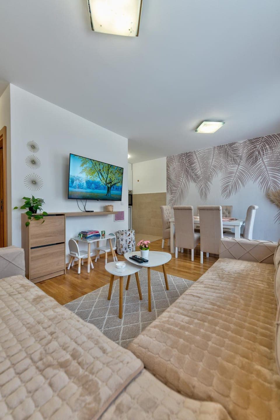 TV and multimedia, Living room, Seating area, Dining area