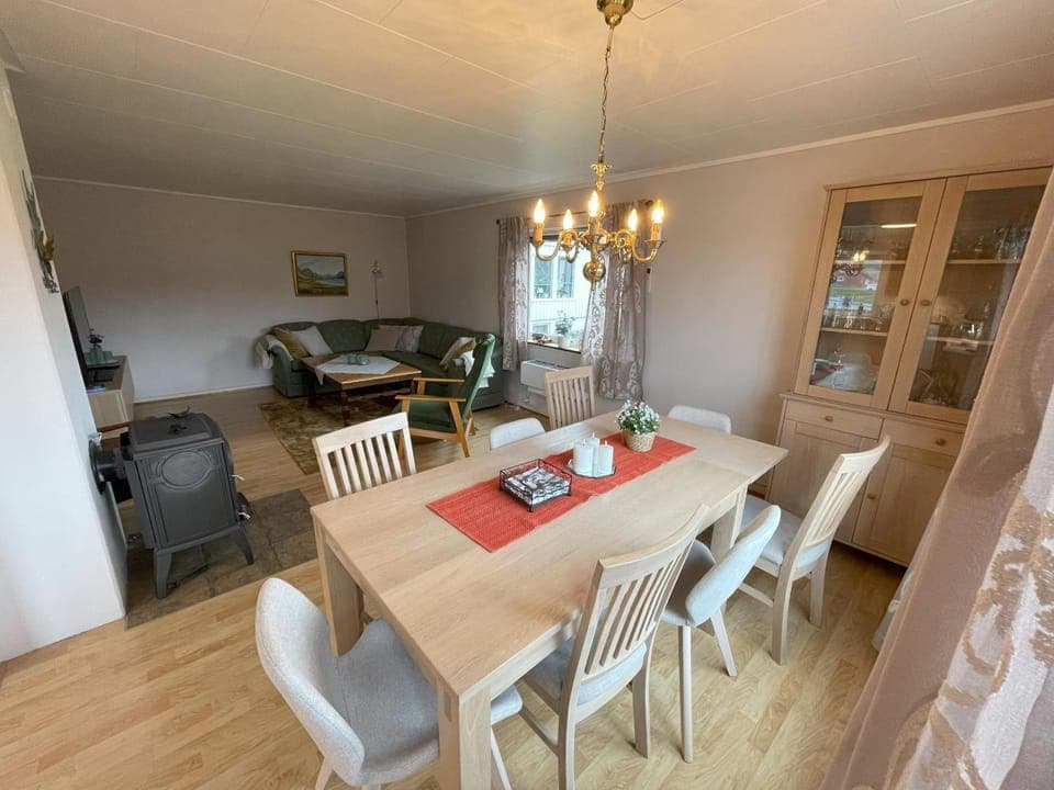 Living room, Seating area, Dining area, fireplace