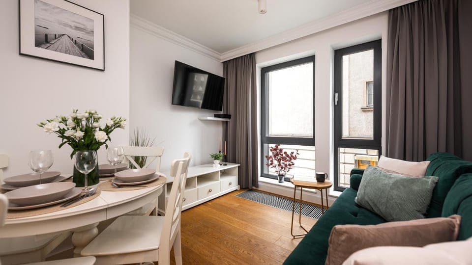 TV and multimedia, Living room, Seating area, Dining area