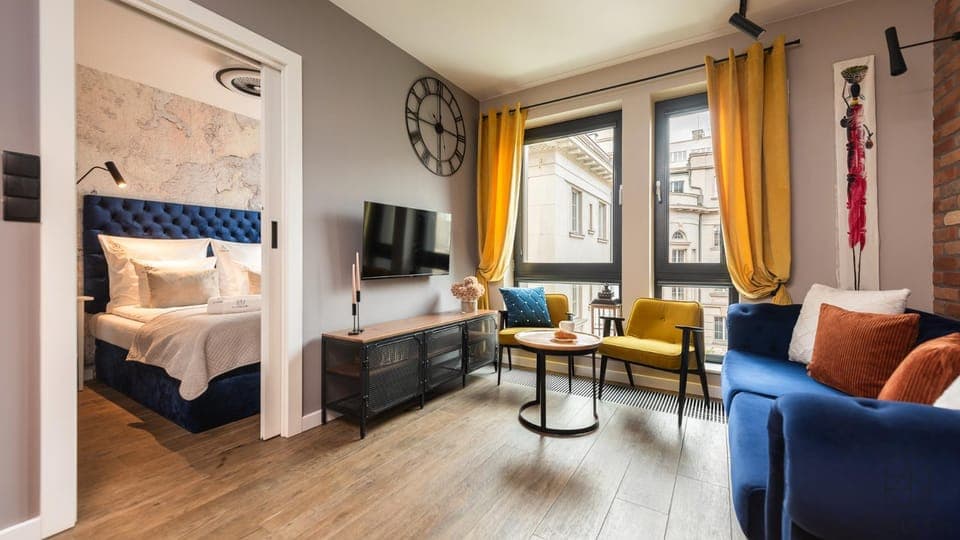 Bed, TV and multimedia, Living room, Photo of the whole room, Seating area, Bedroom