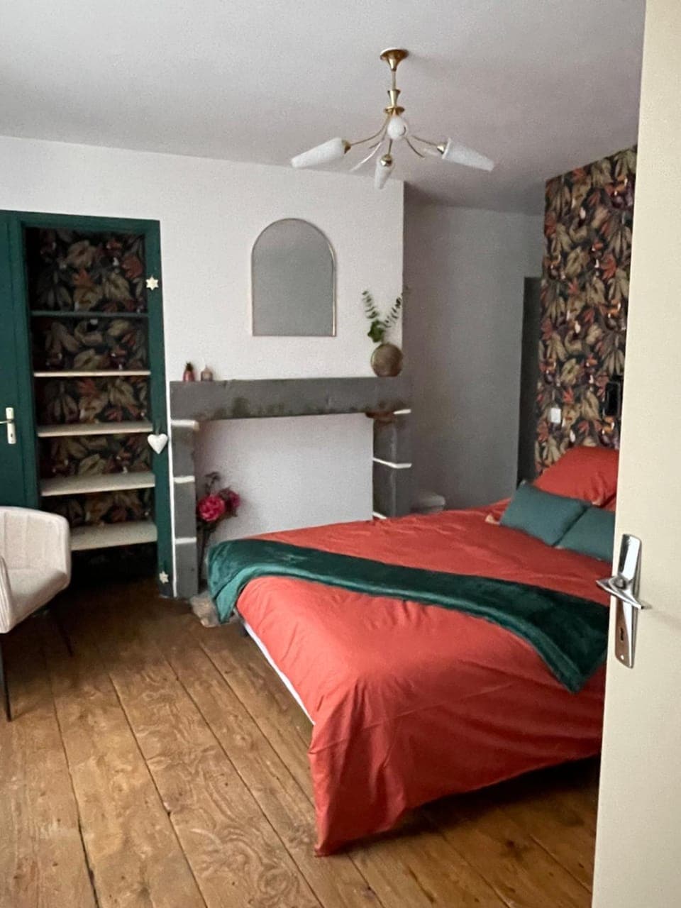 Photo of the whole room, Bedroom